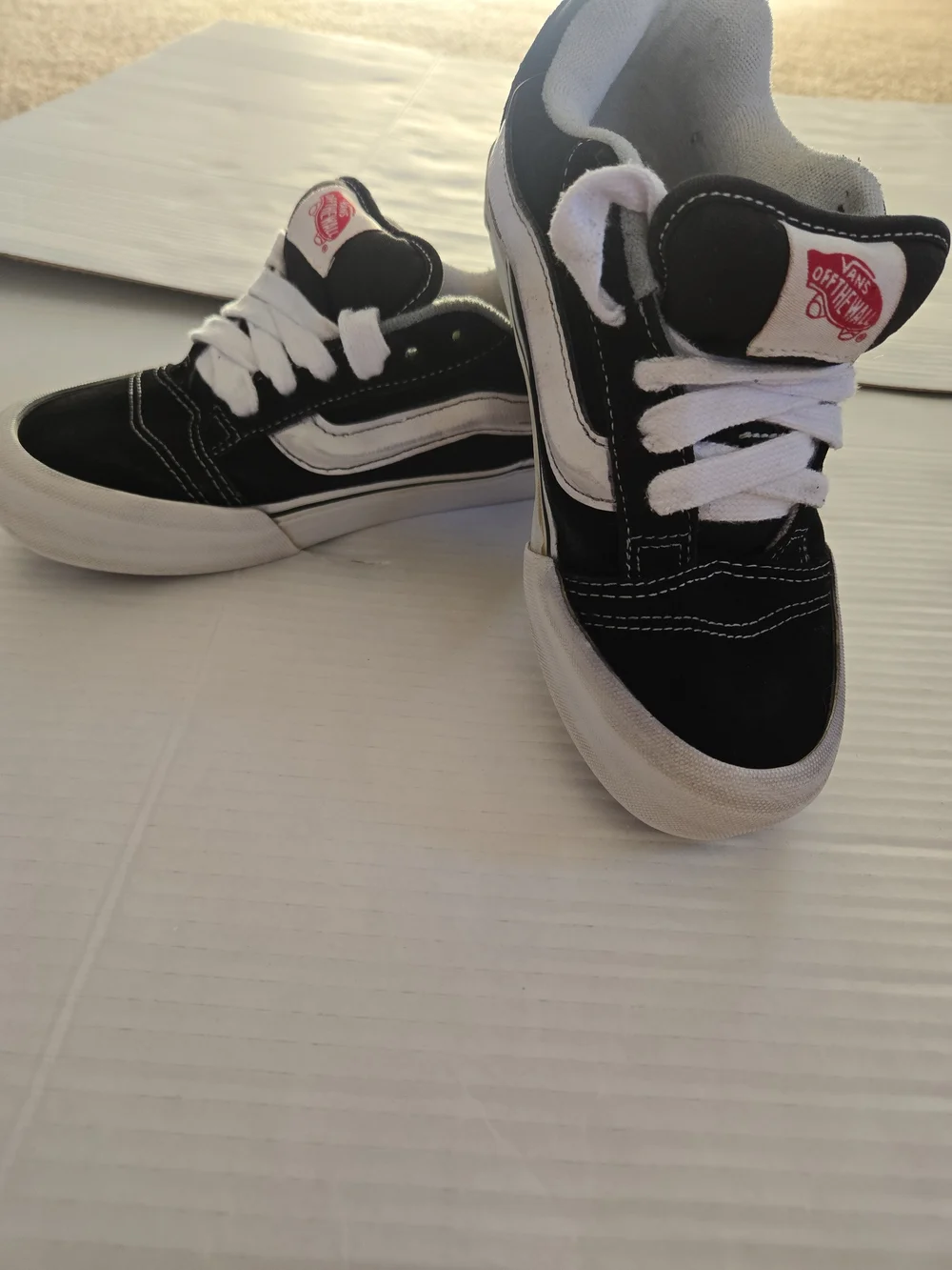 VANS Unisex Kids Black/White Low Top Lace-Up Sneakers Logo Accent Round Toe